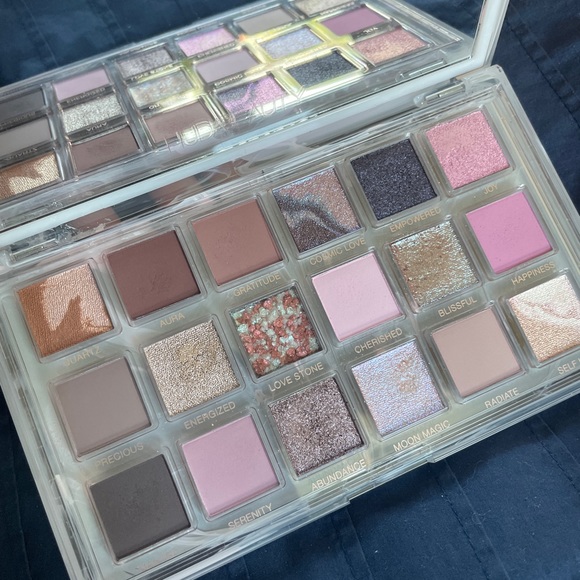 Huda Beauty Rose Quartz - Picture 2 of 4